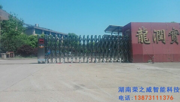 龍潤(rùn)實(shí)業(yè)大門電動(dòng)伸縮門順利完工