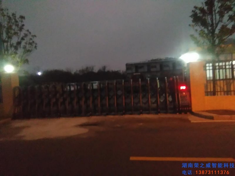 長(zhǎng)沙伸縮門,長(zhǎng)沙電動(dòng)門,長(zhǎng)沙電動(dòng)伸縮門,長(zhǎng)沙伸縮門,長(zhǎng)沙電動(dòng)伸縮門廠